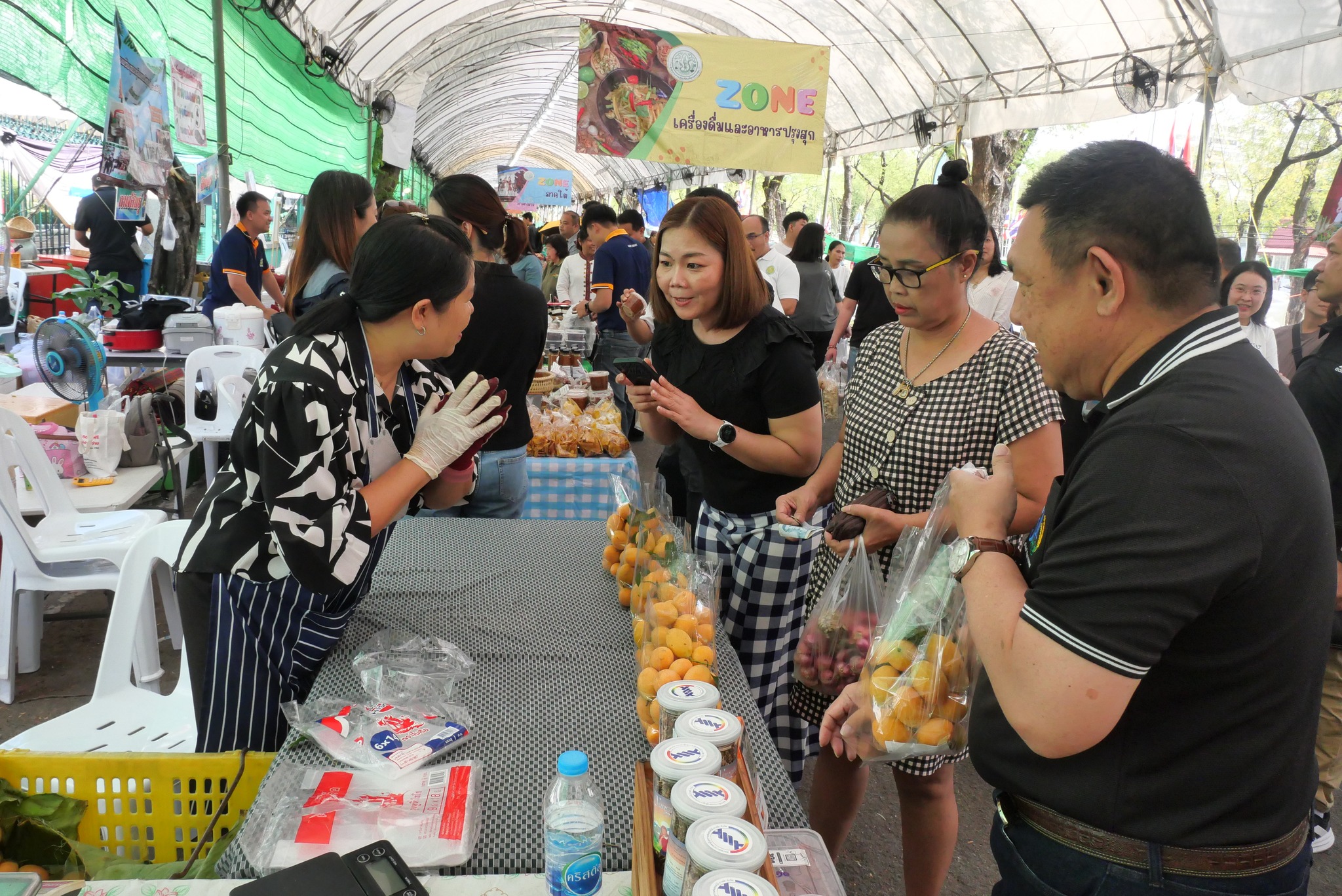 title - เลขาธิการ ส.ป.ก. เยี่ยมทักทายเกษตรกรและซื้อสินค้าในบรรยากาศวันสุดท้ายของการออกร้านขายสินค้า จากเขตปฏิรูปที่ดิน ส่งท้ายงานครบรอบ 51 ปี ส.ป.ก.